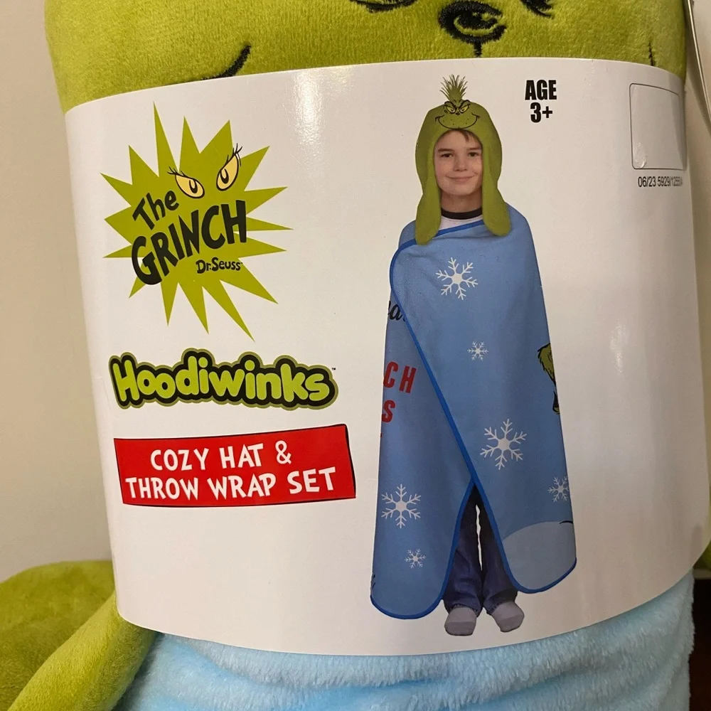 NWT- The Grinch Dr. Seuss Cozy Hat & Throw Wrap Set